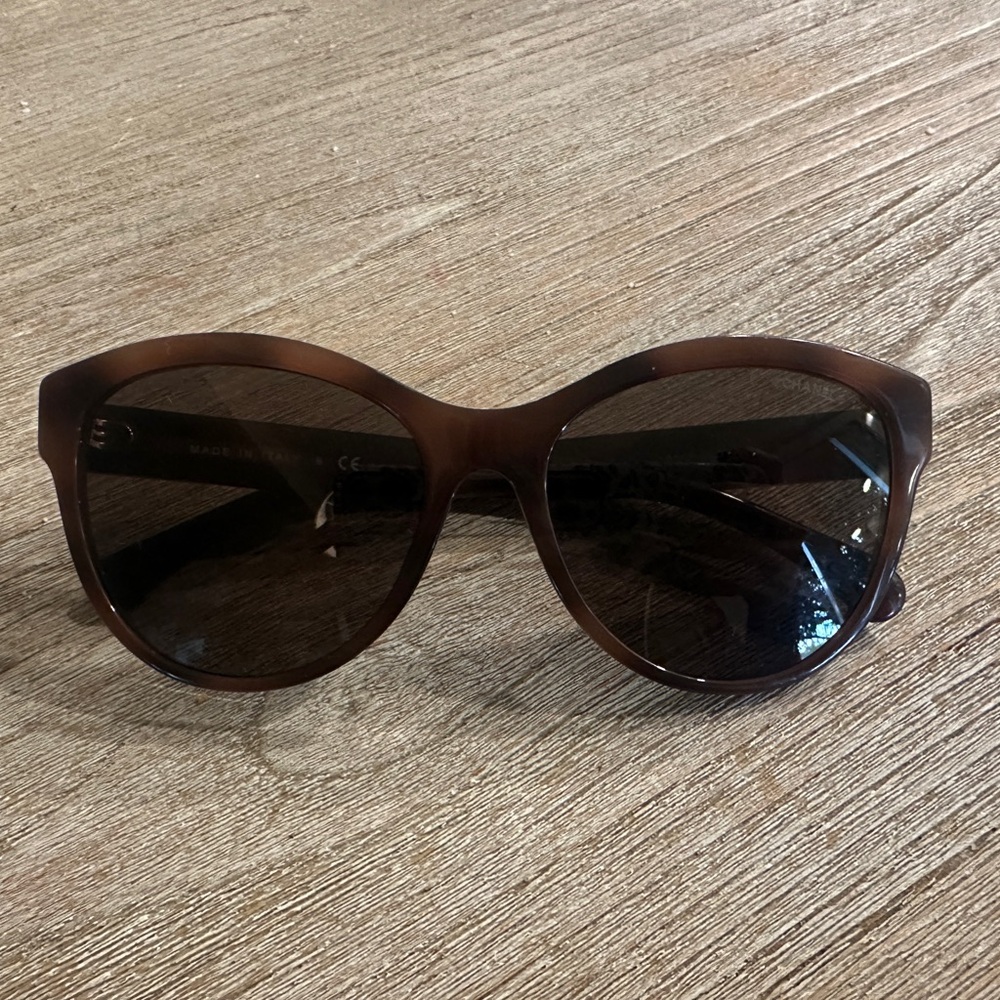 CHANEL Brown Sunglasses Oversized Cat-Eye Design (pre-owned)